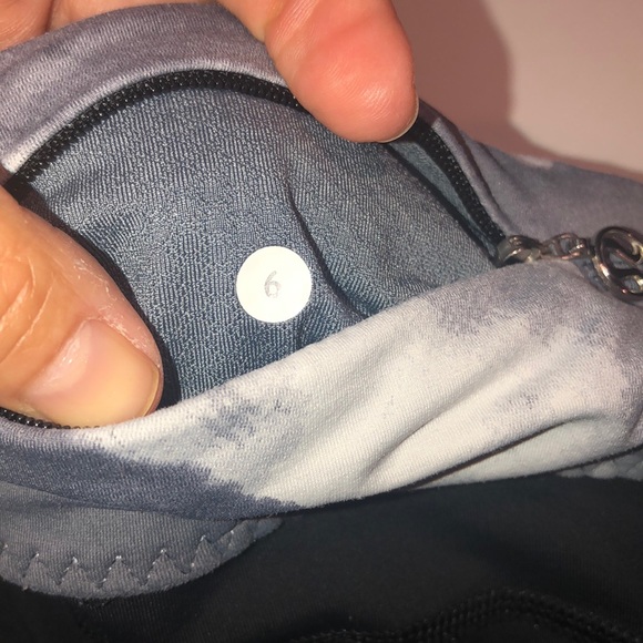 Lululemon size 6 black capris - Picture 3 of 4